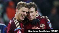 Александр Кокорин (слева) и Павел Мамаев в игре сборной России против Черногории, октябрь 2015 года