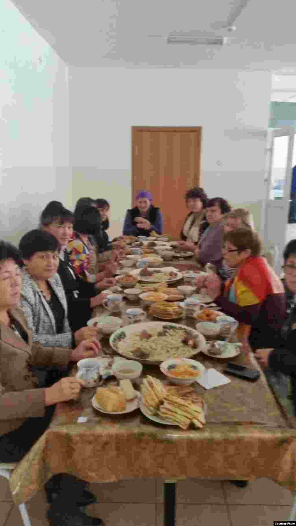 Казахи всегда с удовольствием принимают приглашения отведать чеченские блюда. 