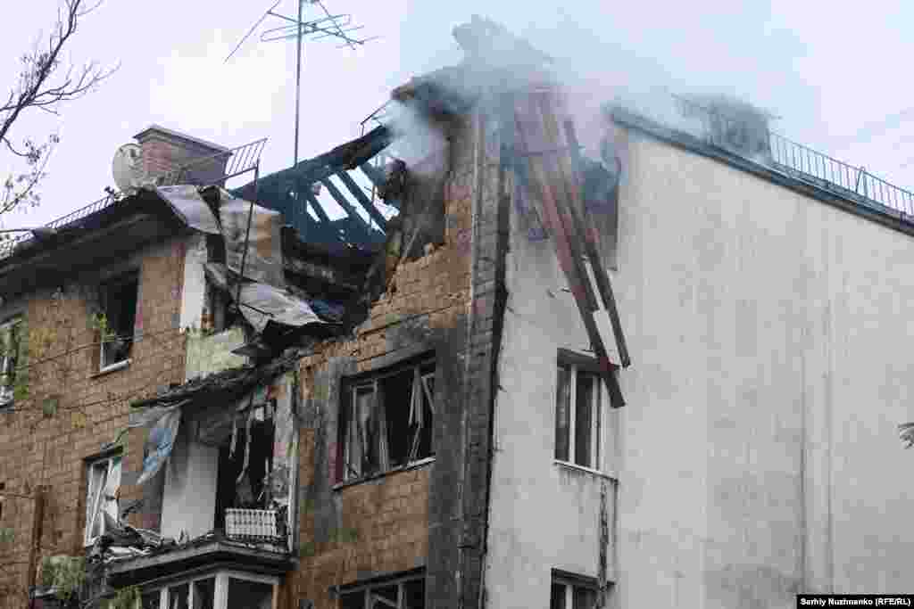 У цьому будинку повністю згоріла квартира на 5-му поверсі, квартири на 3-му та 4-му поверхах були потрощені та затоплені і, за словами мешканців, вже не придатні до життя