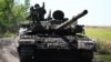 Українські військові на танку Т-72 на передовій на сході України, липень 2022 року