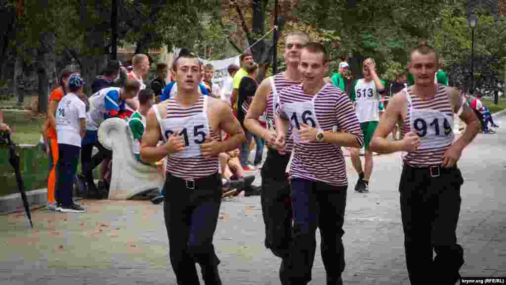 Участники забега «Кросс нации», который проводится в России с 2004 года с целью популяризации здорового образа жизни среди населения. В аннексированном Крыму забеги начали организовывать с сентября 2014 года