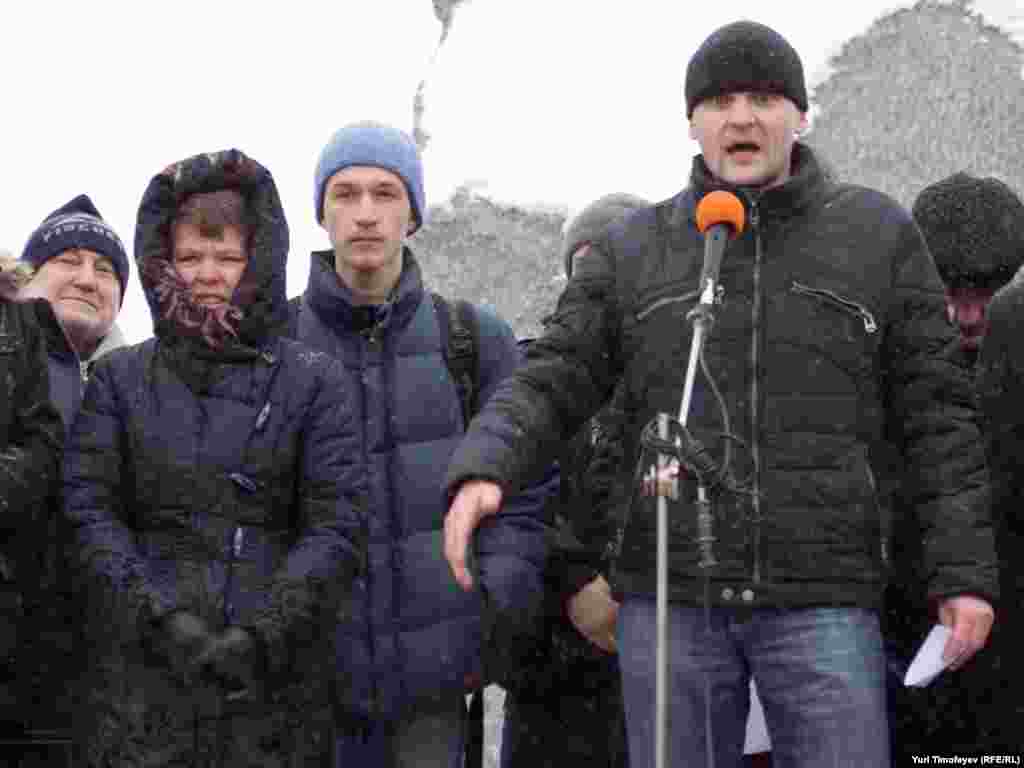 Выступление Сергея Удальцова было посвящено предвыборным обещаниям "Единой России" в 2002 и реальному положению вещей