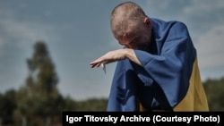 Офіцер Азову Ігор Тітовський під час обміну полоненими у вересні 2024 року. Він повернувся із російського полону з вагою 50 кілограмів. Нижче в тексті є його розповідь про перебування у полоні РФ