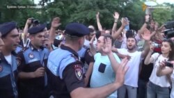 Демонстранти в Єревані знову йдуть на президентський палац Демонстранти в Єревані знову йдуть на президентський палац