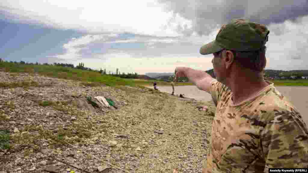«В нормальные годы вода в «водохранке» доходила до тех ив на берегу», – говорит 59-летний житель села Пионерское Сергей. По его словам, после прошедших ливней уровень воды в водохранилище поднялся приблизительно на 30-40 сантиметров, а в самом Салгире – не более чем на 10 сантиметров