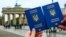 Українські закордонні паспорти на тлі Бранденбурзьких воріт у Німеччині