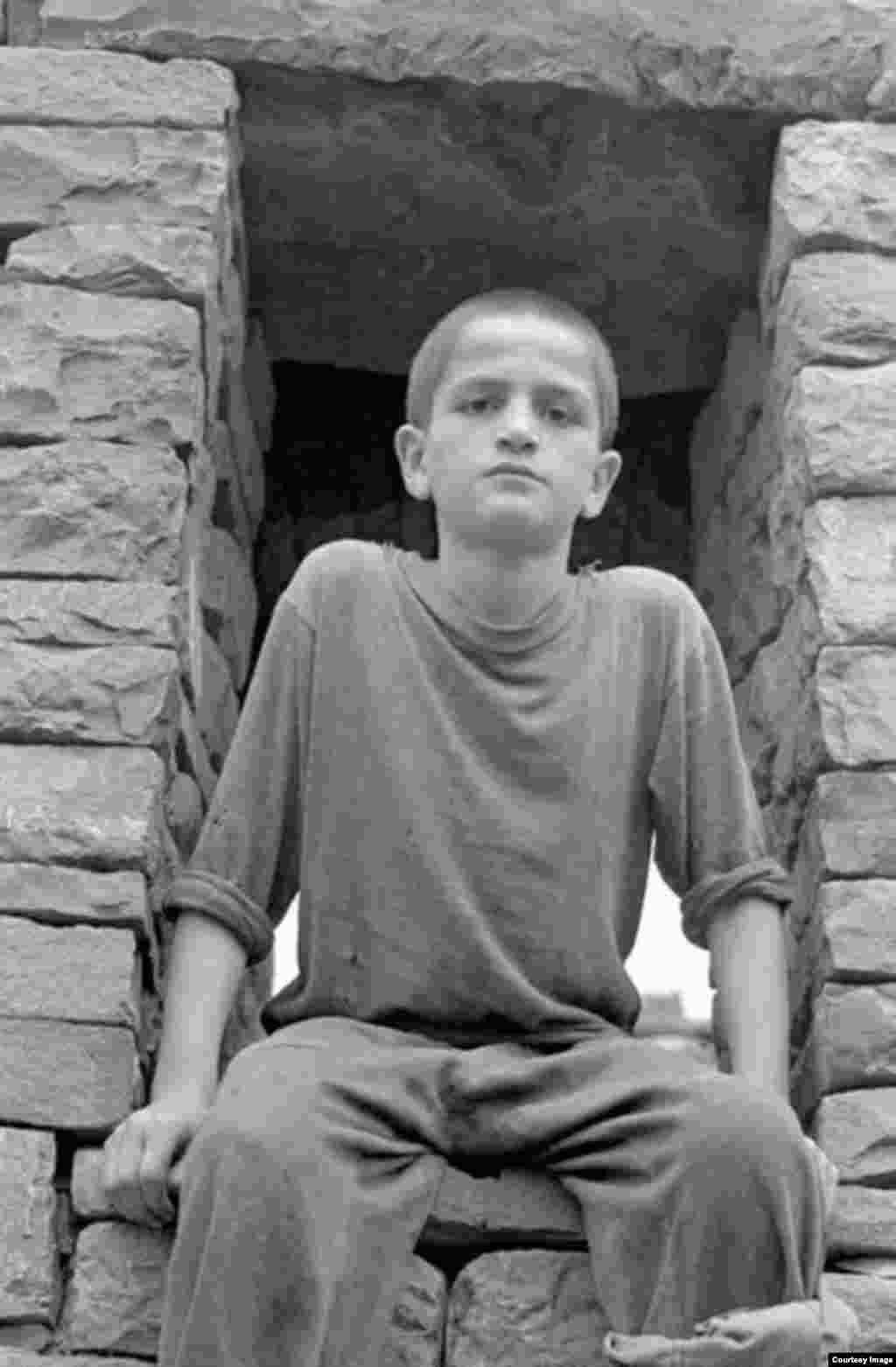 Руслан Узуев в проеме чеченской башни. 