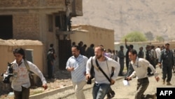 په افغانستان کې تر یو چاودنه وروسته اخیستل شوي انځور کې خبریالان هم ښکاري. (انځور:اشریف)