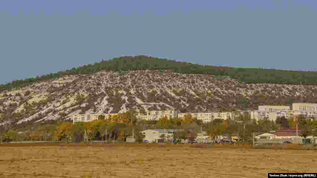 Вершина одноименной горы едва ли сейчас похожа на «сахарную» – она засажена лесом