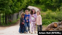 Fëmijët e fshatit Brus.