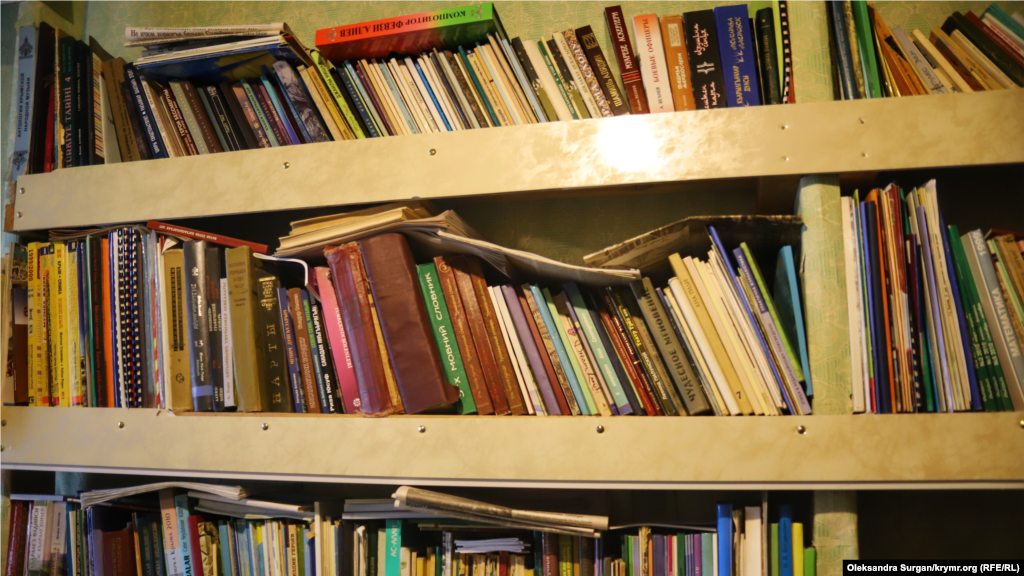 Книжная полка в редакции газеты 