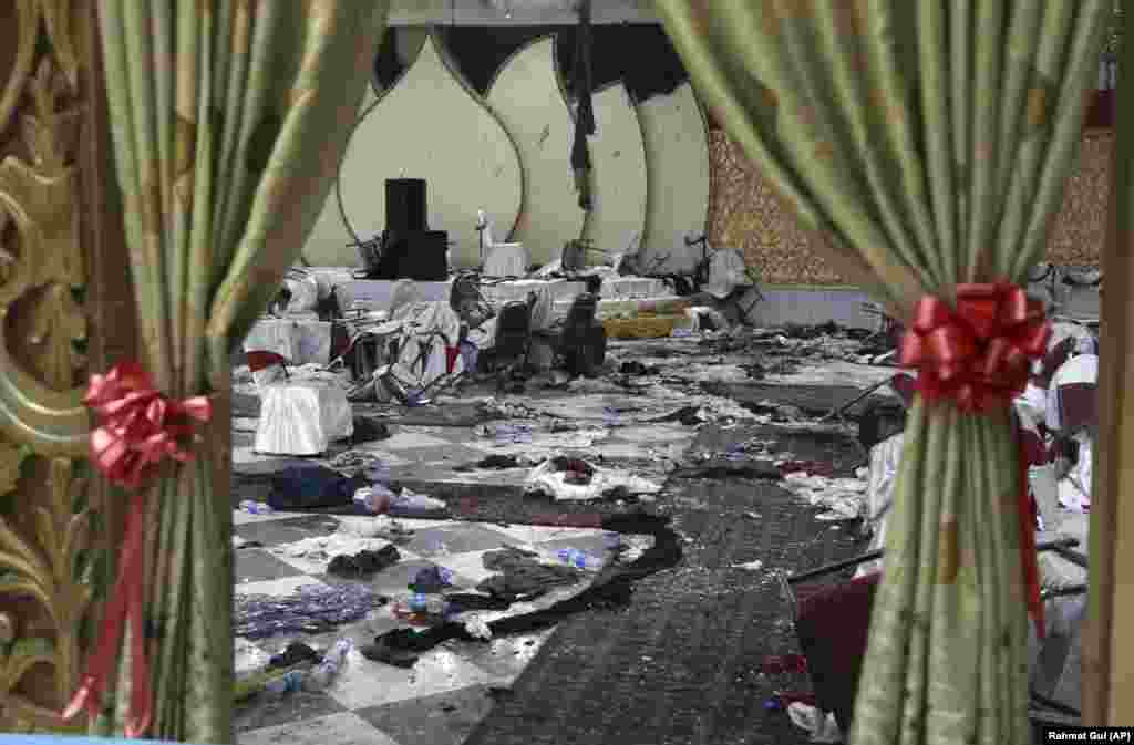 Ось так виглядає банкетний зал в Кабулі, Афганістан, 21 листопада, наступного дня після теракту. Терорист-смертник підірвав себе на релігійному зібранні в афганській столиці де зібралися сотні релігійних діячів і священнослужителів з різних частин країни, щоб відзначити річницю народження пророка Мухаммеда. (AP / Rahmat Gul)