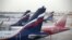 Putnički avioni avio-kompanija Aeroflot i Rossiya parkirani su na aerodromu Šeremetjevo u maju 2021.