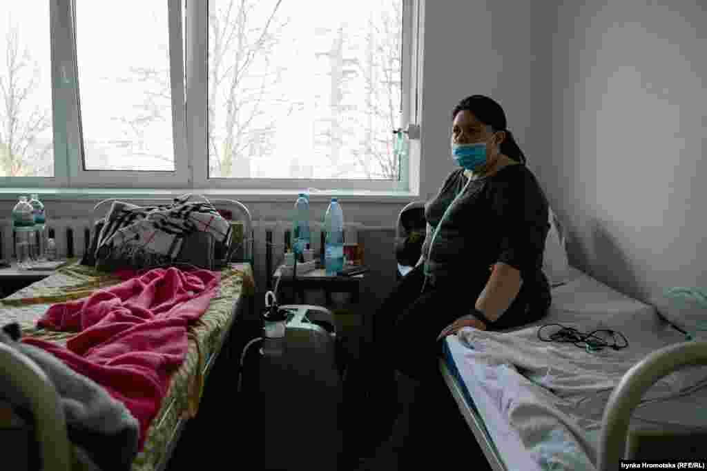 Пацієнтка відділення для хворих на коронавірус