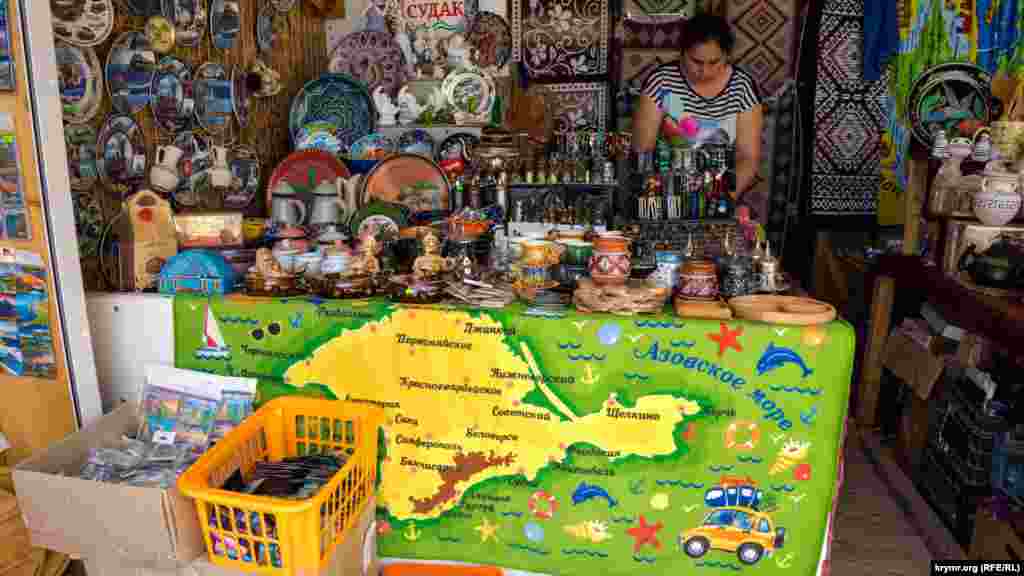 И традиционная сувенирная продукция 