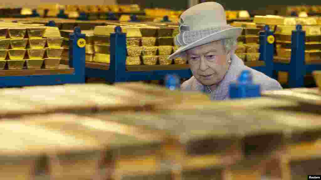 Посещение хранилища золотого запаса в Банке Англии. 13 декабря 2012 года. 