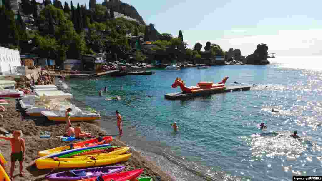 Прокатный пункт водных аттракционов около дачи Антона Чехова – недалеко от запретной зоны