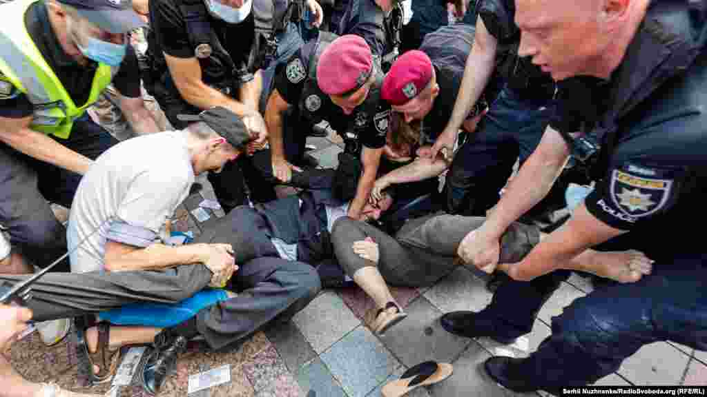 Його скрутили і відтягли за паркан. У затриманні активіста приймав участь, зокрема, полк поліції особливого призначення (ПОП), який є правонаступником спецпідрозділу «Беркут». Загалом були силовики з кількох силових структур, серед них особи в цивільному, які безпосередньо брали участь у затриманні активіста