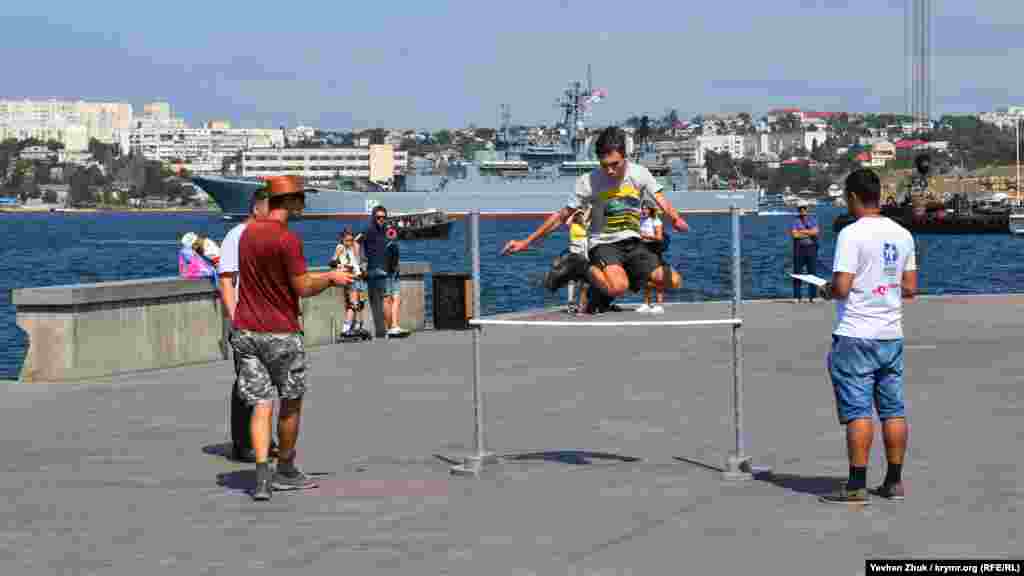 Взрослая часть соревнований включала фри джамп – прыжки в высоту через планку