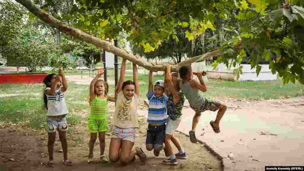 Пока в соседнем Армянске массово эвакуируют детей, местные власти не спешат бить тревогу по поводу выбросов на заводе «Крымский титан»