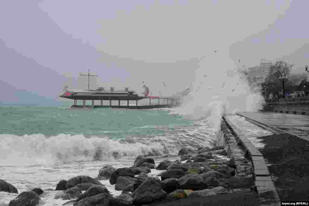 5 января в Ялте действительно штормило, был зрелищный прибой. Волны неистово налетали на бетонные волнорезы, опорные стенки и шумно разбивались, обрызгивая беспечных прохожих