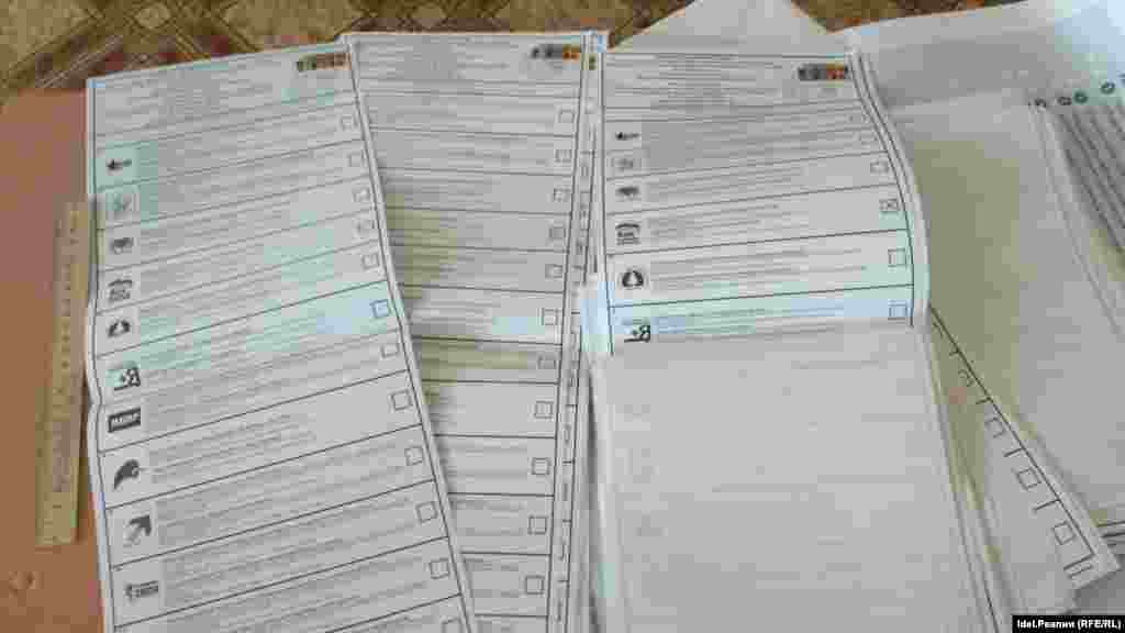 В Татарстане, как утверждается, была попытка вброса: найдены десятки бюллетеней с пометкой за «Единую Россию». Секретарь комиссии заявила, что это испорченные бюллетени