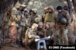 Рєпін по-серйозному. «Раніше козаки писали листа турецькому султану, зараз наносять на карти конкретний план дій зі знищення противника і повного звільнення українських земель», – написала 53-тя окрема механізована бригада ЗСУ імені князя Володимира Мономаха. Фото січня 2024 року