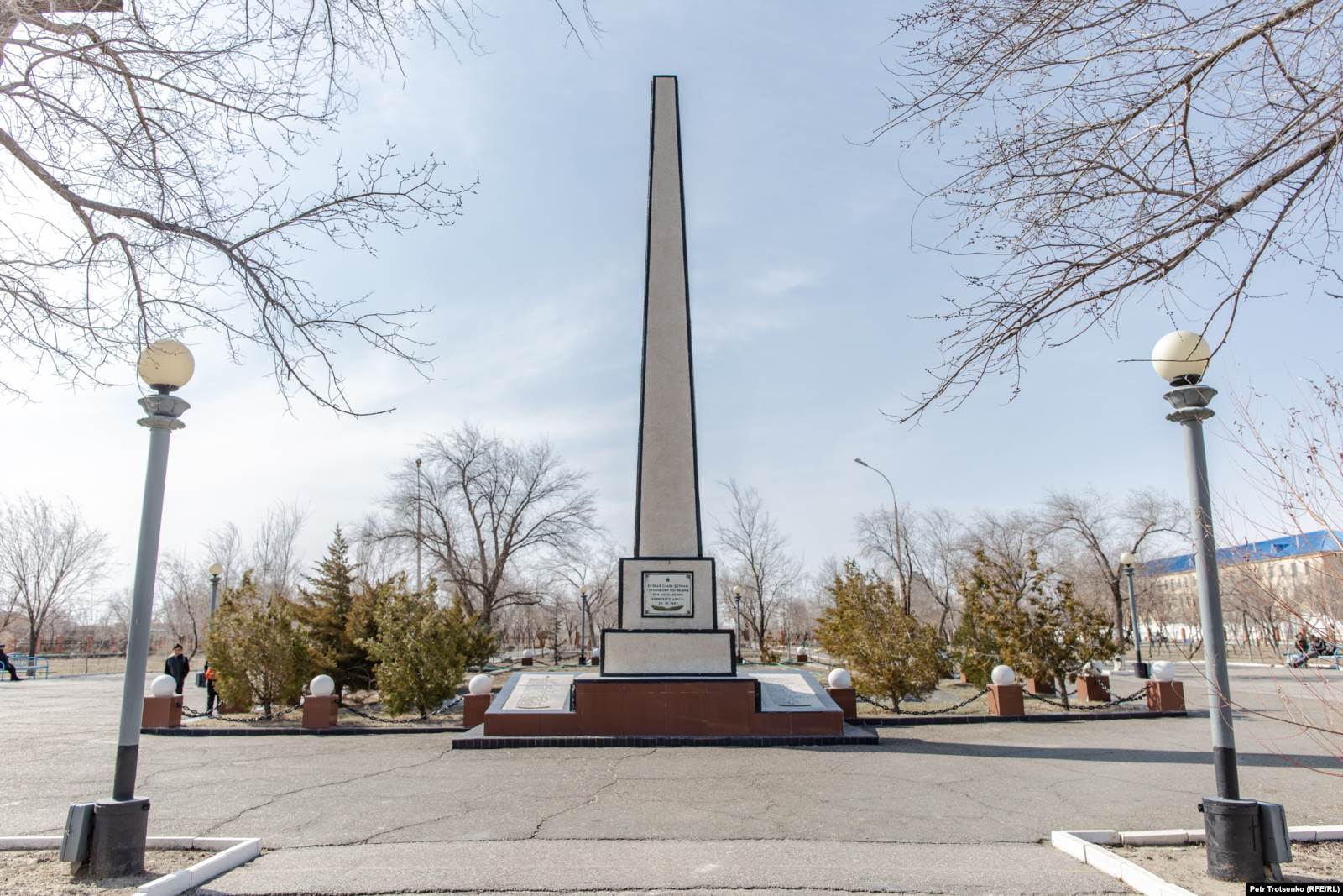 Памятник погибшим во время запуска баллистической ракеты. Байконур, 16 марта 2019 года