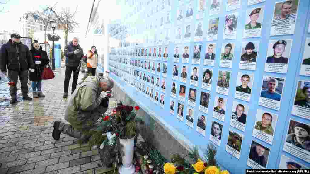 За даними громадських організацій родин загиблих та учасників АТО/ООС – під час оборони Донецького аеропорту загинули понад 200 українських військових, а понад півтисячі отримали поранення. Багатьох із них відзначено державними нагородами, більшість – посмертно