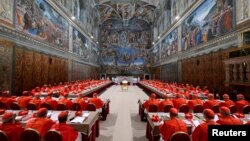 Кардинали моляться в Сікстинській капелі перед конклавом з обрання наступного папи Римського у Ватикані, 7 травня 2025 року