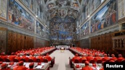 Кардиналите се молат пред почетокот на конклавата за избор на нов папа, Систинска капела, 7 мај 2025 годна