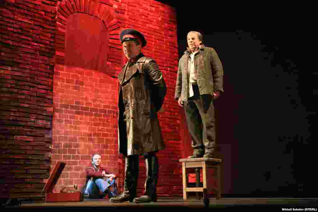 Лагерь в Канске. Марк Розовский. "Папа, мама, я и Сталин".  Отец - Валерий Шейман. Сын - Валерий Толков. Начальник лагпункта - Денис Сарайкин,