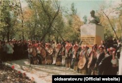 Жовтий Клин. Фестиваль української культури. Виступ бандуристок біля пам'ятника Тарасу Шевченку в селищі міського типу Самійлівка Саратовської області. Фото до 2001 року