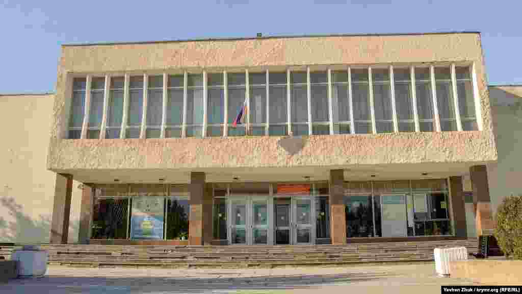 В местном Доме культуры дети могут записаться в разные кружки, также здесь проводят политические мероприятия и концерты самодеятельности. Он новее, чем школа – ему чуть больше 30 лет