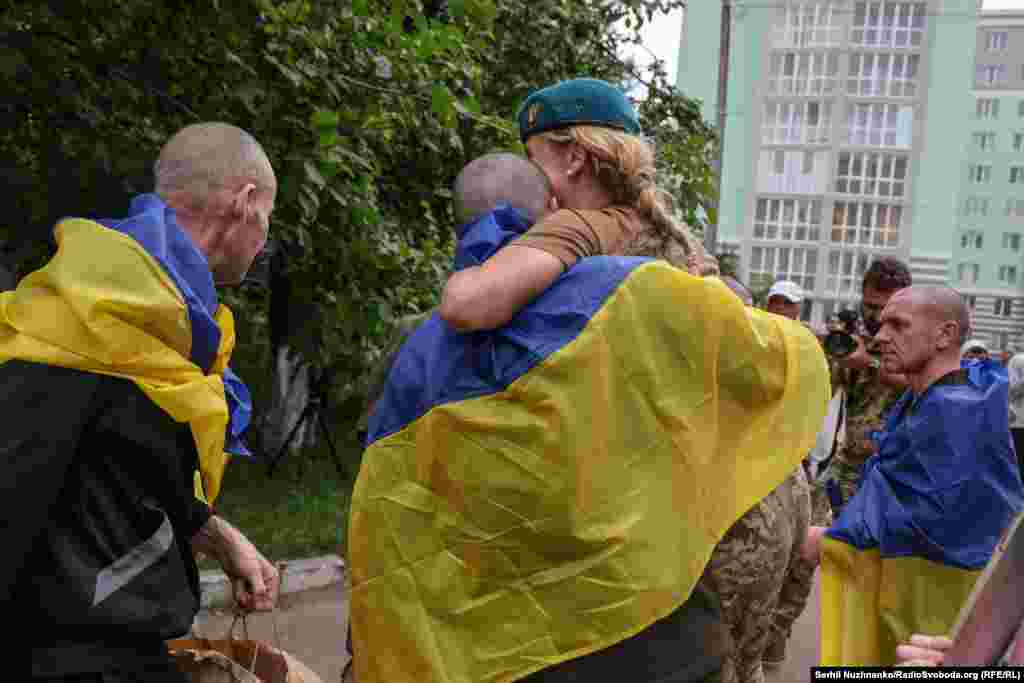 Емоції та обійми з близькими