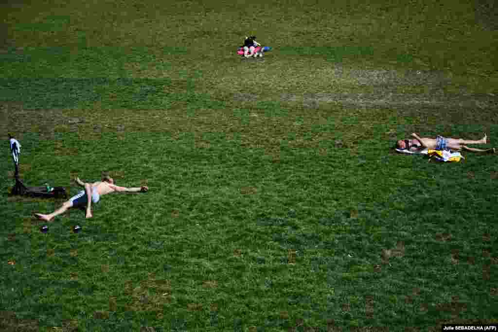 Ljudi se sunčaju u javnom parku La Villette u Parizu, 29. juna.