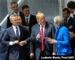 Генсекретарь НАТО Йенс Столтенберг, президент США Дональд Трамп и премьер-министр Великобритании Тереза Мэй перед церемонией открытия саммита НАТО. Брюссель, 11 июля 2018 года