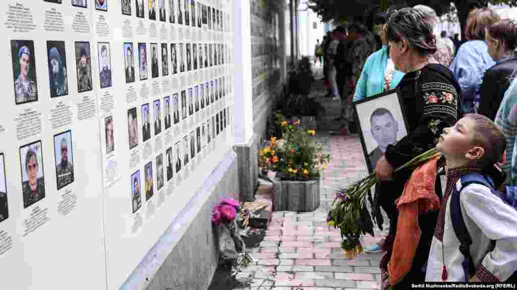 Біля меморіалу загиблих військових на стіні Михайлівського собору 