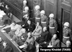 Керівники нацистської Німеччини на на лаві підсудних Нюрнберзького трибуналу. 1945 рік