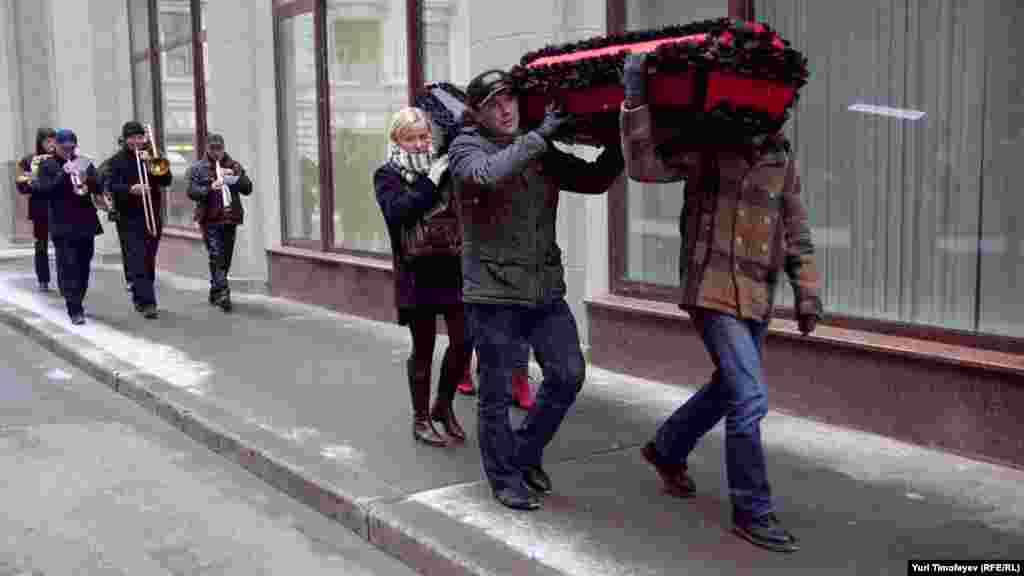 Гробы несли к парадному подъезду Министерства здравоохранения РФ, где их поставили на землю, а участники акции стали над ними почетным караулом. 