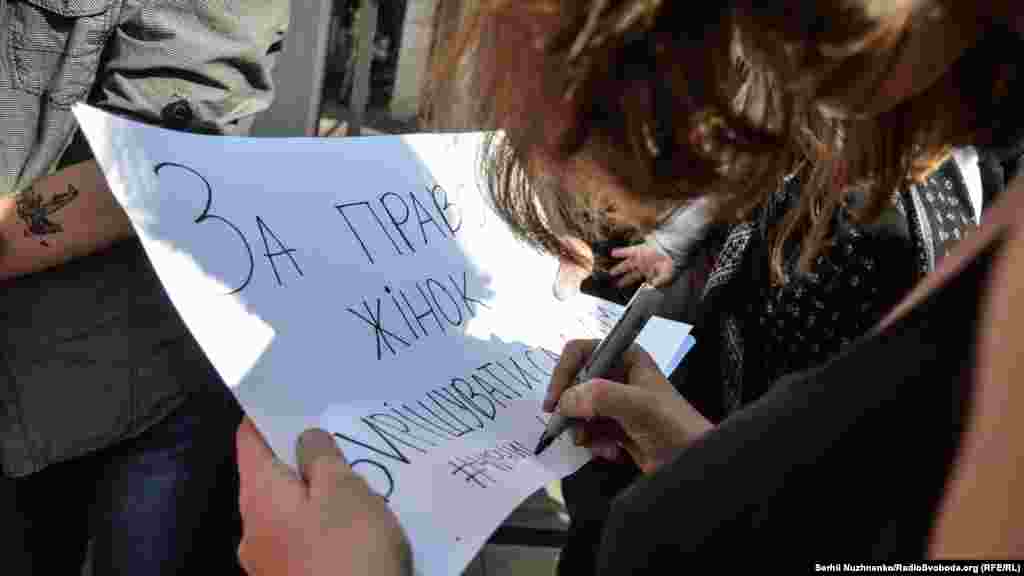 Через «Чорний понеділок» у Польщі було закрито частину ресторанів, де більшість обслуговуючого персоналу – жінки, а керівники низки фірм самі дозволили жіночій частині персоналу не виходити на роботу