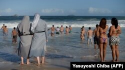 Католические монахини из Польши на пляже в Рио-де-Жанейро