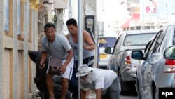 Жители Хуахина прячутся после взрыва бомбы (12 августа 2016 года)