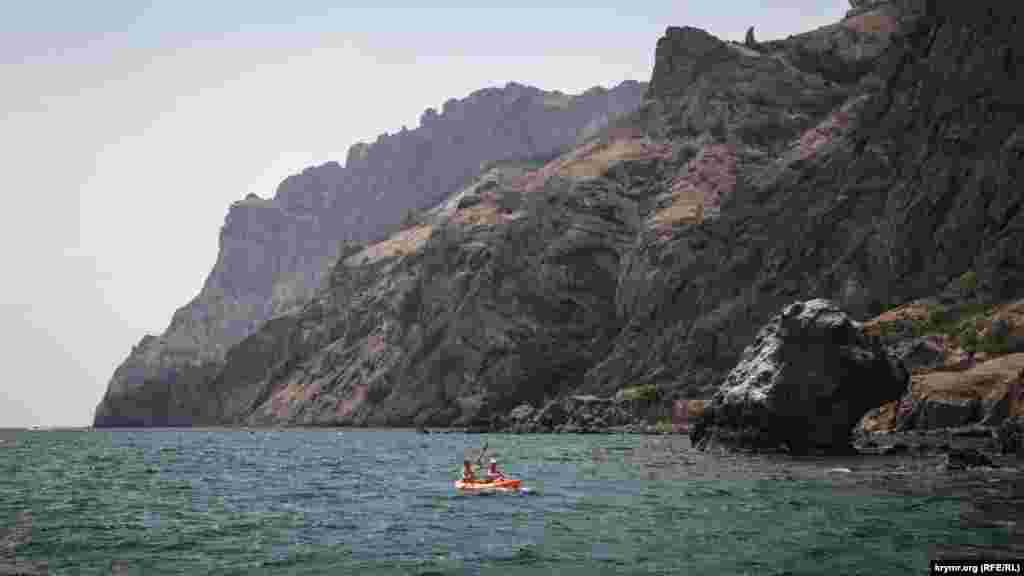 Коктебель – один из популярных туристических центров на юго-восточном побережье Крыма. Сюда едут, чтобы «выпасть из реальности»