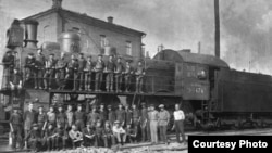 Первый выпуск Аткарского ФЗУ. Паровоз серии "Э", на котором работают герои Андрея Платонова. Аткарск, 1932