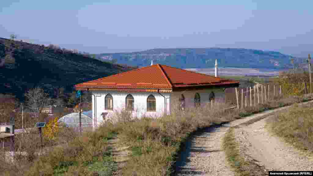 Мечеть Белокаменного. Возле нее – конечная автобусная остановка