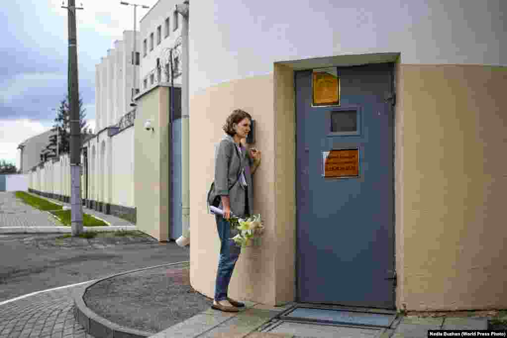 Ольга Севяринець чекає на свого чоловіка Павла у слідчого ізолятора на вулиці Окрестіна в Мінську, Білорусь, 22 липня 2020 року.   Місцеві новини: Друга премія, одиночний розряд – Надія Бужан