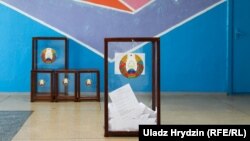 За його словами, новий протокол підписали не всі члени комісії. А директор школи, де була дільниця, в день виборів написав заяву про звільнення