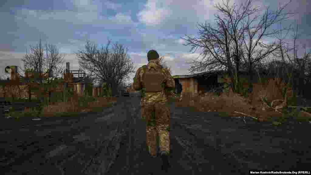 Зруйнованими вуличками Мар'їнки майже бігом добираємося до передових бойових позицій