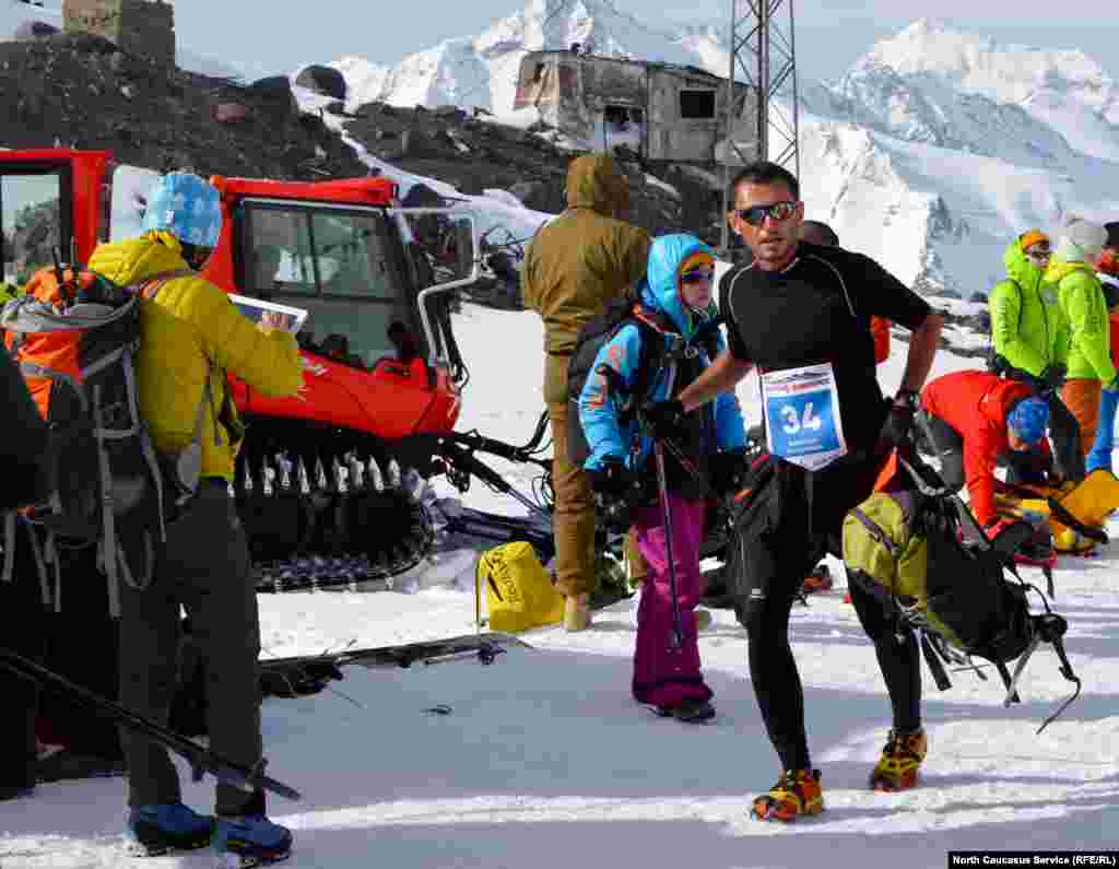 На "Бочках" скайраннеры, стартовавшие с Азау, спешно переодеваются – их штурмовые рюкзаки с вечера завезли на высоту. Главное не перепутать и найти свой рюкзак